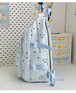 Vue latérale détaillée du sac à dos bleu clair avec imprimé ours mignon et pois