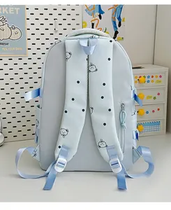 Vue arrière d'un sac à dos bleu clair avec motifs d'ours mignons et pois sur bretelles