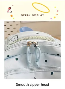 Détail du double curseur de fermeture éclair sur un sac à dos bleu clair à pois décontracté