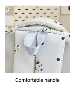 Vue détaillée de la poignée supérieure rembourrée sur un sac à dos décontracté.