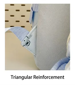 Gros plan sur le renfort de couture triangulaire d'un sac à dos de loisirs bleu
