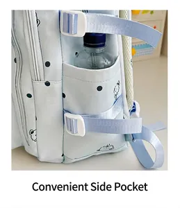 Détail d'un sac à dos bleu à pois montrant la poche latérale pratique pour bouteille