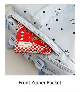 Gros plan sur la poche avant zippée de ce sac à dos décontracté à motifs bleu clair