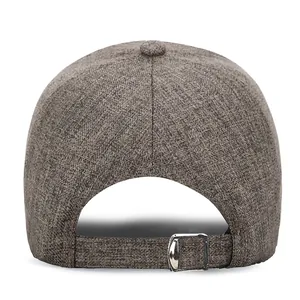 Vue arrière d'une casquette de baseball marron avec boucle métallique ajustable.