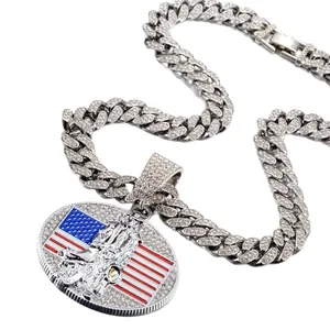 Pendentif drapeau américain étincelant avec relief de cowboy sur une chaîne cubaine épaisse.