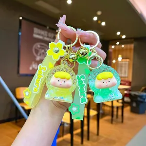 Primo piano di simpatici portachiavi in acrilico Sakura con due ciondoli colorati