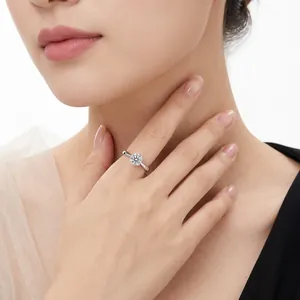 Elegante anillo de plata S925 con moissanita y diseño clásico de 6 garras para mujer