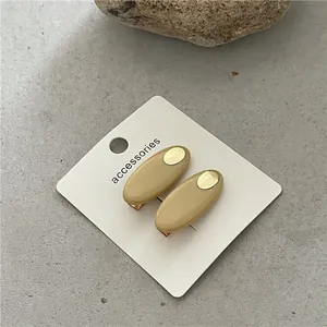Barrettes à cheveux ovales beiges minimalistes pour femmes sur une carte blanche