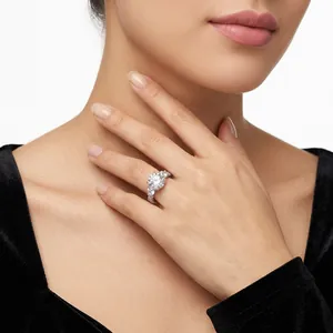 Luxuriöser 5ct Moissanit Ring in S925 Silber an der Hand des Models