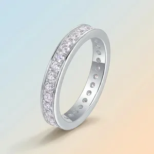 Élégante bague d'éternité en argent sterling S925 ornée de pierres de moissanite