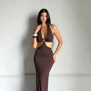 Detailansicht eines sexy braunen Neckholder-Kleids mit Metallring und Taillenausschnitten.