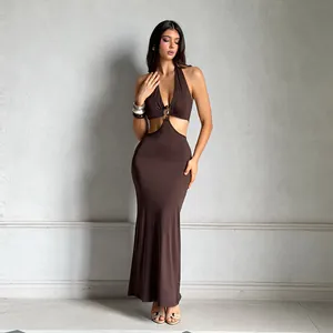 Sexy braunes Neckholder-Maxikleid mit Taillenausschnitten und dekorativem Metallring
