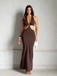 Braunes Neckholder-Maxikleid mit Metallring-Detail und stilvollen seitlichen Ausschnitten