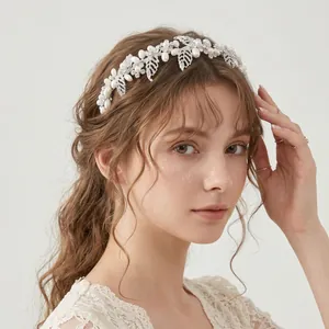 Serre-tête de mariée élégant de style forêt avec feuilles argentées et perles pour mariage