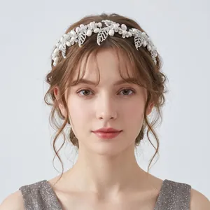 Serre-tête élégant à feuilles d'argent et perles pour mariées et coiffures de fête chic