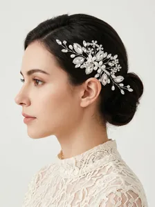 Vista laterale dettagliata di un elegante pettine da sposa fatto a mano con perle