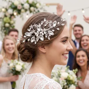 Dettaglio di un pettine per capelli da sposa vintage con strass e perle su uno chignon.