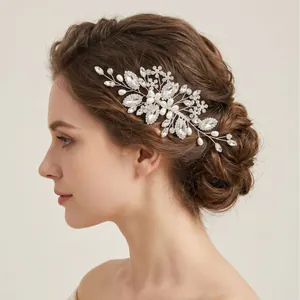 Elegante pettine per capelli da sposa con strass vintage e perle bianche su chignon