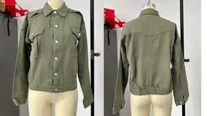 Vista frontale e posteriore di una giacca di jeans corta verde oliva da donna con bottoni