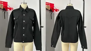 Viste dettagliate frontale e posteriore di una giacca di jeans nera corta da donna.