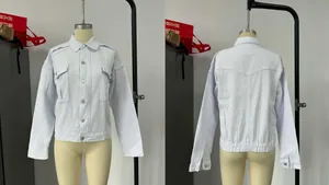 Vista dettagliata anteriore e posteriore di una giacca di jeans bianca corta con bottoni