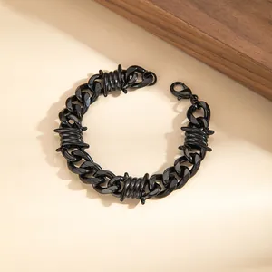 Gros plan sur le bracelet à maillons cubains noirs avec épines style punk