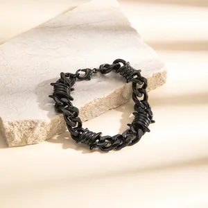 Détail d'un bracelet gourmette noir à barbelés style punk hip-hop et gothique