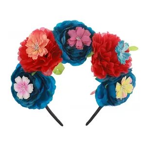 Gedetailleerd zicht op levendige rode en blauwe kunstbloemen op een Halloween hoofdband