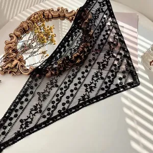 Detailaufnahme eines schwarzen Spitzen-Dreieckstuchs mit feinen floralen Stickerei-Motiven