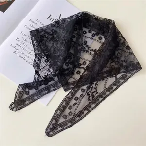 Eleganter schwarzer Spitzen-Dreiecksschal mit feinem floralem Bestickungsmuster
