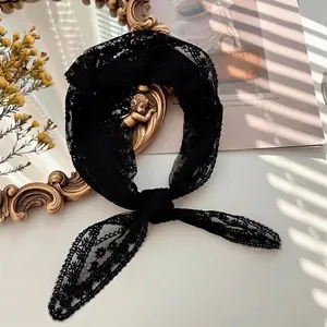 Detailansicht eines eleganten schwarzen Spitzen-Dreieckskopftuchs mit Blumenstickerei