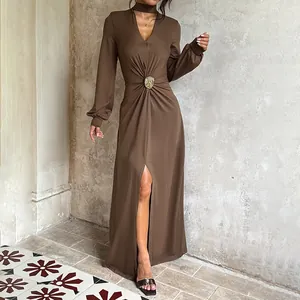 Robe longue élégante marron café avec décolleté en V profond, manches longues et fente haute