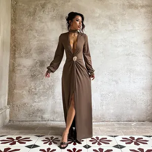 Robe longue marron sexy avec col en V profond, manches longues et fente haute