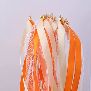 Gros plan de baguettes à rubans colorés avec clochettes dorées et dentelle pour décoration