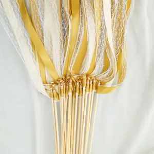 Baguettes à ruban élégantes avec dentelle dorée et cloches pour mariages et fêtes.