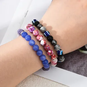 Nahaufnahme von drei Naturstein-Perlenarmbändern mit bösem Blick und blauem Lapis