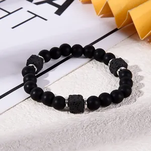 Detailaufnahme von matten schwarzen Perlen und Lavasteinen an einem minimalistischen Armband