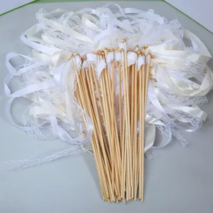Lot de baguettes à ruban blanc avec dentelle délicate et petits grelots