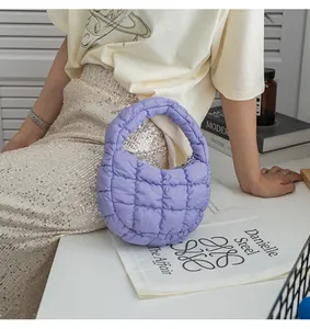 Vista dettagliata dell'elegante borsa a nuvola trapuntata viola chiaro in un set lifestyle