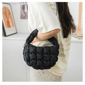 Elegante borsa a mano nuvola arricciata nera portata al braccio con trama trapuntata