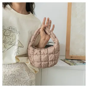 Vista dettagliata della mini borsa a mano a nuvola trapuntata color kaki