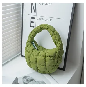 Vista dettagliata della mini borsa a mano cloud trapuntata verde con texture puffer