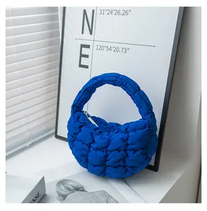 Dettaglio della mini borsa nuvola trapuntata blu acceso con texture bubble imbottita.