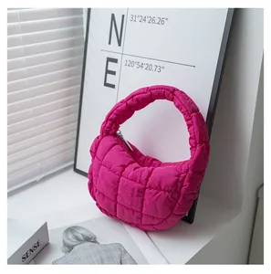 Primo piano di una borsa a mano rosa acceso trapuntata effetto nuvola puffy.