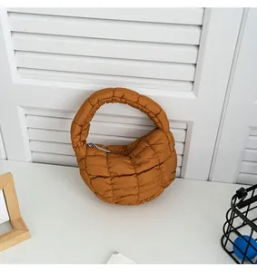 Mini borsa a nuvola trapuntata ocra caramello con manico imbottito alla moda