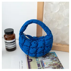 Borsa a nuvola trapuntata blu brillante con trama plissettata e manico abbinato
