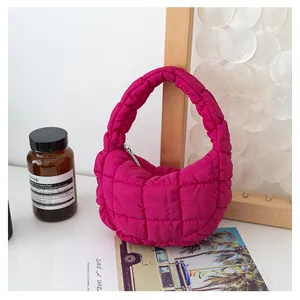 Dettaglio di una mini borsa a mano trapuntata fucsia in un contesto lifestyle