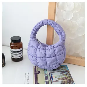 Primo piano dettagliato di una mini borsa nuvola trapuntata viola chiaro con trama a bolle