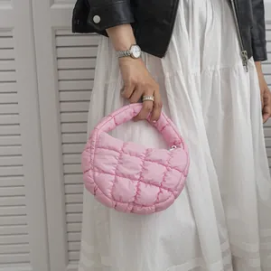 Borsa a mano nuvola trapuntata rosa alla moda, mini borsa tote plissettata da donna.