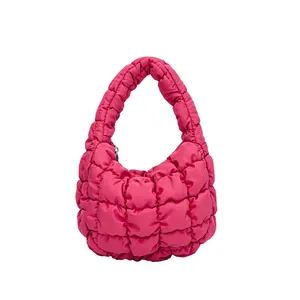 Elegante borsa a nuvola trapuntata rosa acceso con un design a mini borsa a mano pieghettata